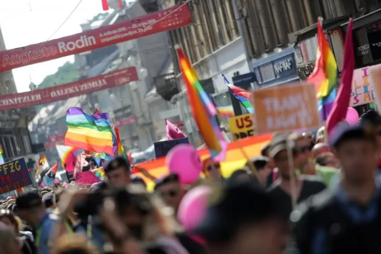 Povorka ponosa: Tisuće ljudi pro&scaron;etalo Zagrebom i za&scaron;arenilo ga duginim bojama