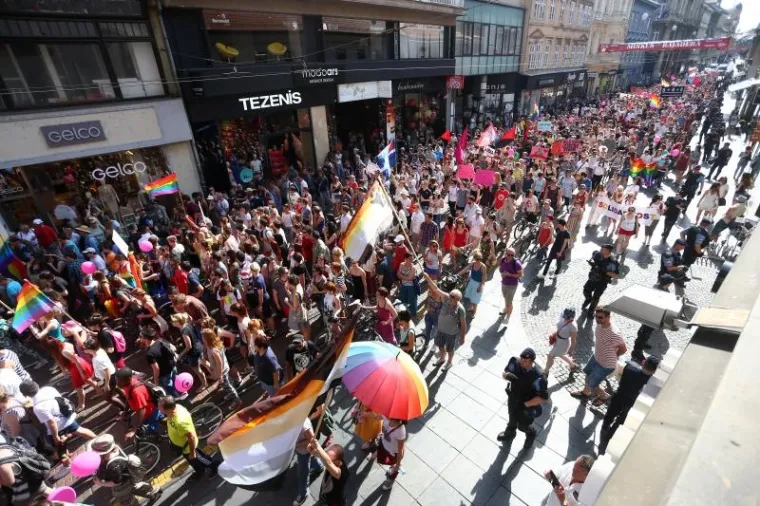 Povorka ponosa: Tisuće ljudi pro&scaron;etalo Zagrebom i za&scaron;arenilo ga duginim bojama