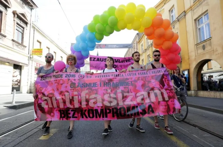 XIV. Povorka ponosa LGBTIQ osoba i obitelji pod sloganom "Glasnije i hrabrije: Antifasizam &ndash; bez kompromisa!". Sudionici povorke okupili su se na Trgu Marka Marulića odakle su krenuli sredi&scaron;njim zagrebačkim ulicama do parka Ribnjak gdje je održan prigodni progam.