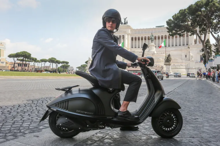 Vespa '946 Emporio Armani' će biti dostupna u ograničenoj nakladi tijekom lipnja 2015.  u  "većim gradovima diljem svijeta".