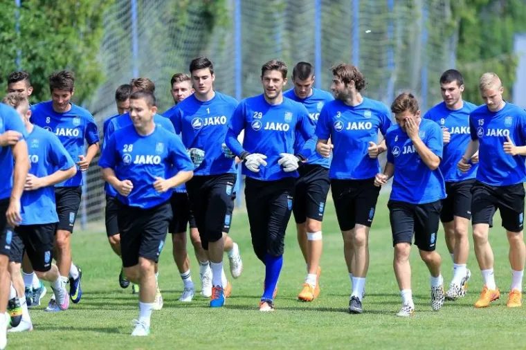 Nogometa&scaron;i Osijeka u nedjelju su krenuli s pripremama za novu sezonu, a dočekao ih je novi trener Dražen Besek.
