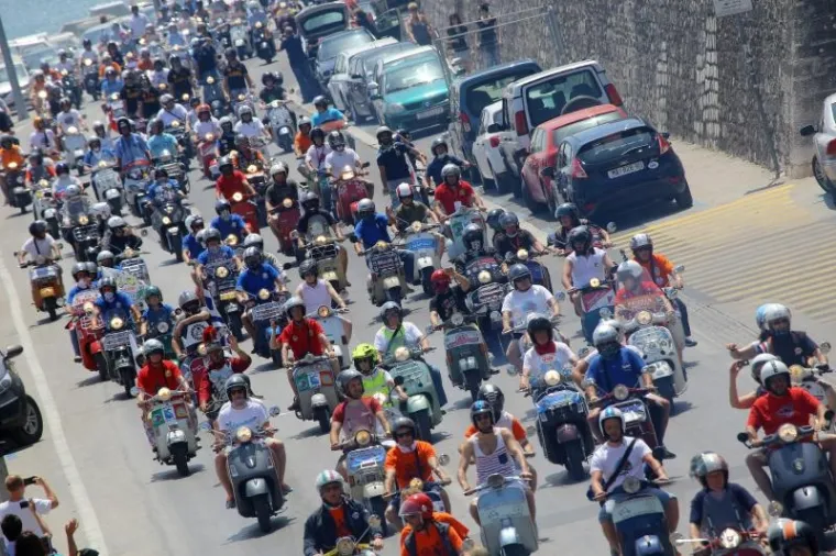 Zadar: Brojni vespaši sudjelovali u svečanoj vožnji u koloni dugoj preko 10 kilometara