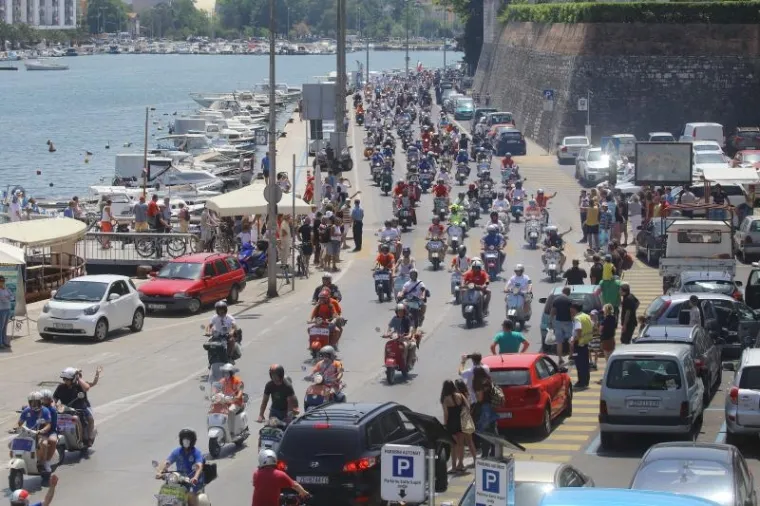 Zadar: Brojni vespaši sudjelovali u svečanoj vožnji u koloni dugoj preko 10 kilometara