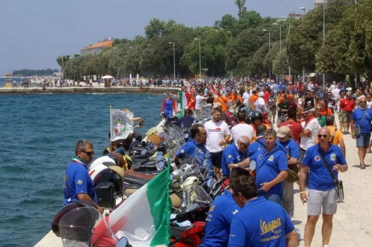 Zadar: Brojni vespaši sudjelovali u svečanoj vožnji u koloni dugoj preko 10 kilometara