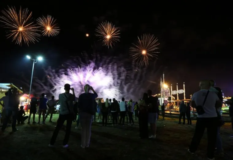 Na jezeru Bundek održana finalna večer Međunarodnog festivala vatrometa.