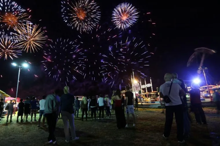 Na jezeru Bundek održana finalna večer Međunarodnog festivala vatrometa.