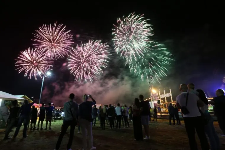 Na jezeru Bundek održana finalna večer Međunarodnog festivala vatrometa.