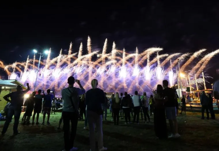 Na jezeru Bundek održana finalna večer Međunarodnog festivala vatrometa.