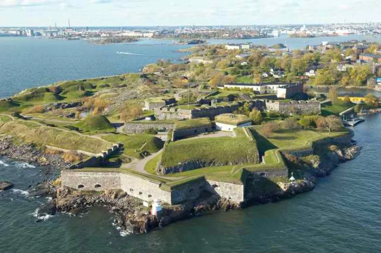 Suomenlinna, Finska. Otvoreni zatvor bez ćelija i zaključanih vrata. Zatvorenici imaju svoje sobe u zajedničkim kućama i mogu se baviti raznim građevinskim projektima na otoku