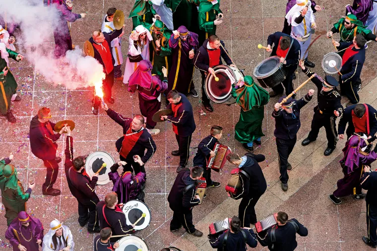 I paneli s fotografijama također se napajaju sunčevom energijom te noću svijetla daju poseban ugođaj izložbi.