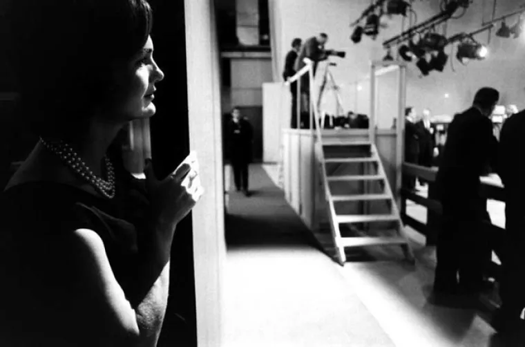 Jackie Kennedy promatra supruga u debati s Nixonom