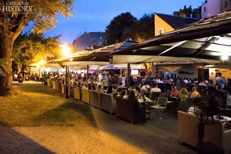 Omiljena Tkalča opet se pretvorila u zagrebačku rivu te postala jedna od najprometnijih pje&scaron;ačkih zona. Svi oni koji se žele družiti, uživati u glazbi i zabavi, bez obzira na to koji je dan u tjednu, ljetne dane provest će upravo u srca Zagreba, u Tkalčićevoj ulici.  Cijelu atmosferu opet dodatno podižu History i Village koji već treću godinu organiziraju Summer Floor, a ove godine ta ponuda je stavljena na jo&scaron; jednu vi&scaron;u razinu pa ćemo osim u nastupima rezident DJ-eva moći uživati i u gastro ponudi.  U večernjoj varijanti tu je već spomenuti History Summer Floor koji kreće ovog petka i traje sve do kraja ljeta, a posebno je popularan među mladima koji biraju upravo History kao najbolju lokaciju za partijanje zbog odlične klupske atmosfere i vrhunske selekcije stranih R&amp;B, house i EDM hitova.