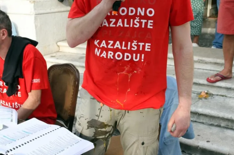 Frljića gađali kamenjem i jajima, Šarar dobio udarac u lice