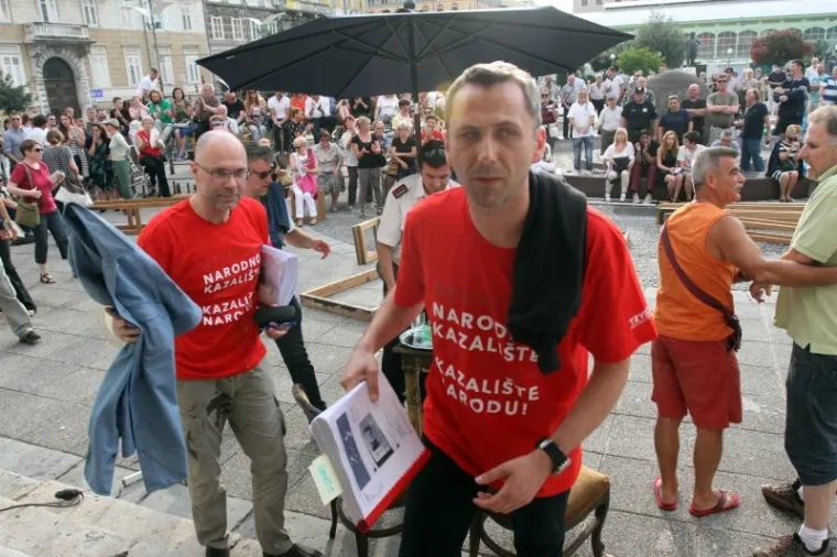 Frljića gađali kamenjem i jajima, Šarar dobio udarac u lice