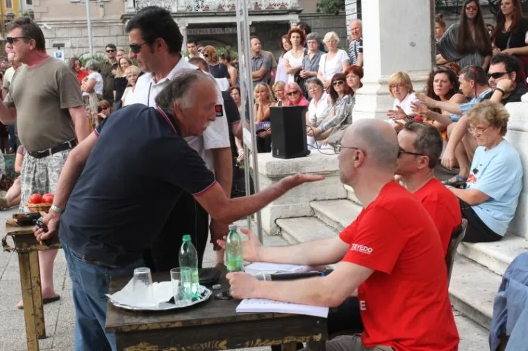 Frljića gađali kamenjem i jajima, Šarar dobio udarac u lice