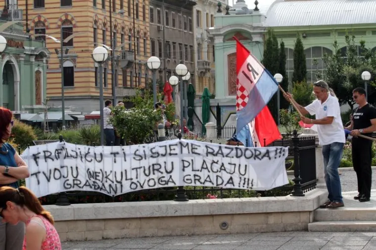 Frljića gađali kamenjem i jajima, Šarar dobio udarac u lice