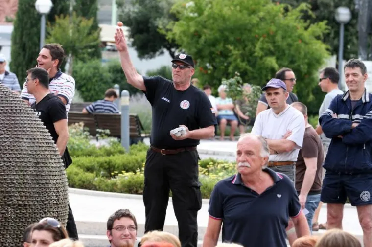 Frljića gađali kamenjem i jajima, Šarar dobio udarac u lice