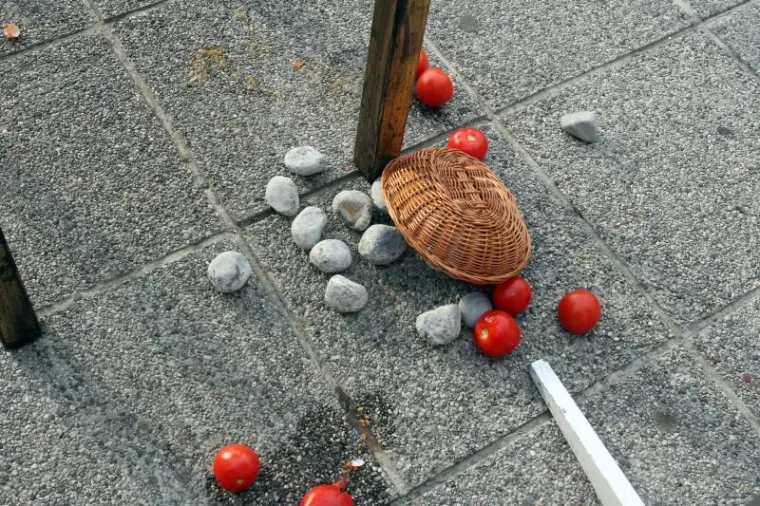 Frljića gađali kamenjem i jajima, Šarar dobio udarac u lice