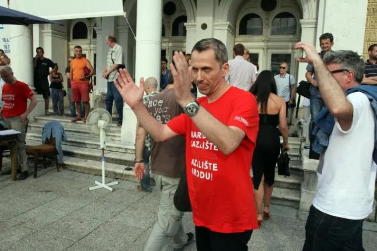 Frljića gađali kamenjem i jajima, Šarar dobio udarac u lice