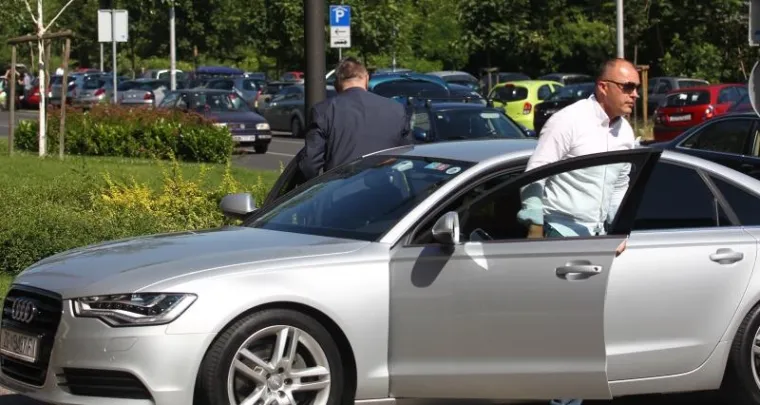 Predsjednik HDZ-a Tomislav Karamarko sastao se s čelnicima Hrvatske udruge poslodavaca na temu "16 pitanja HUP-a", upućenih parlamentarnim strankama ususret predstojećim izborima. Karamarko je na sastanak do&scaron;ao u luksuznom Audiju A6.