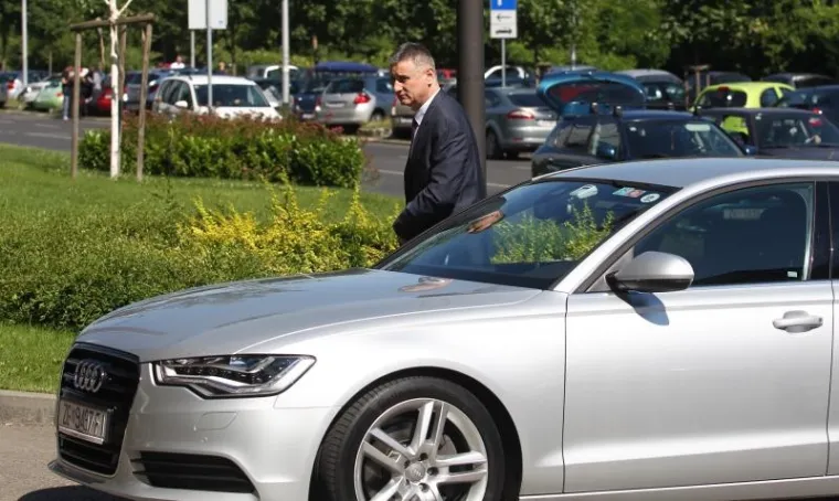 Predsjednik HDZ-a Tomislav Karamarko sastao se s čelnicima Hrvatske udruge poslodavaca na temu "16 pitanja HUP-a", upućenih parlamentarnim strankama ususret predstojećim izborima. Karamarko je na sastanak do&scaron;ao u luksuznom Audiju A6.