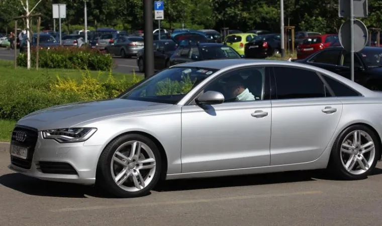 Predsjednik HDZ-a Tomislav Karamarko sastao se s čelnicima Hrvatske udruge poslodavaca na temu "16 pitanja HUP-a", upućenih parlamentarnim strankama ususret predstojećim izborima. Karamarko je na sastanak do&scaron;ao u luksuznom Audiju A6.