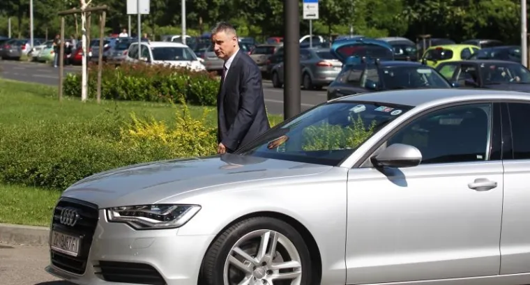 Predsjednik HDZ-a Tomislav Karamarko sastao se s čelnicima Hrvatske udruge poslodavaca na temu "16 pitanja HUP-a", upućenih parlamentarnim strankama ususret predstojećim izborima. Karamarko je na sastanak do&scaron;ao u luksuznom Audiju A6.