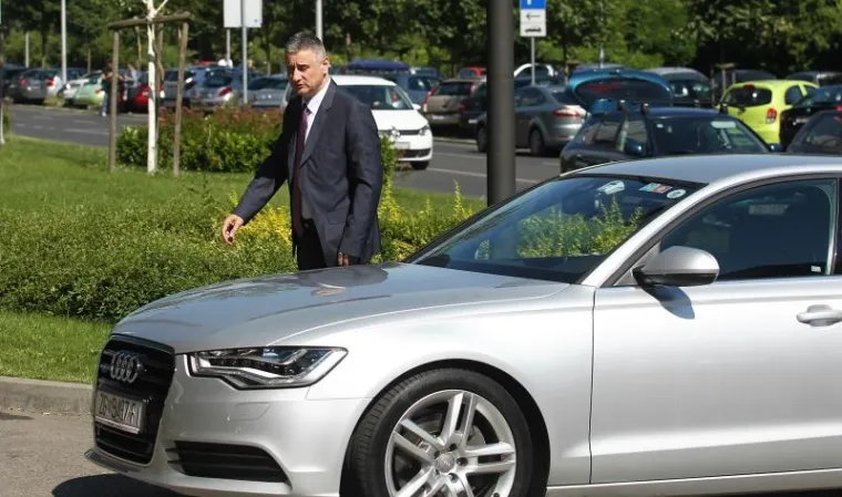 Predsjednik HDZ-a Tomislav Karamarko sastao se s čelnicima Hrvatske udruge poslodavaca na temu "16 pitanja HUP-a", upućenih parlamentarnim strankama ususret predstojećim izborima. Karamarko je na sastanak do&scaron;ao u luksuznom Audiju A6.