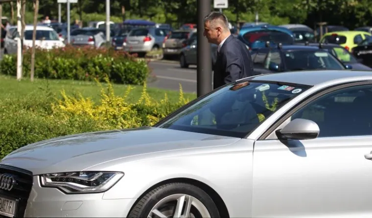 Predsjednik HDZ-a Tomislav Karamarko sastao se s čelnicima Hrvatske udruge poslodavaca na temu "16 pitanja HUP-a", upućenih parlamentarnim strankama ususret predstojećim izborima. Karamarko je na sastanak do&scaron;ao u luksuznom Audiju A6.