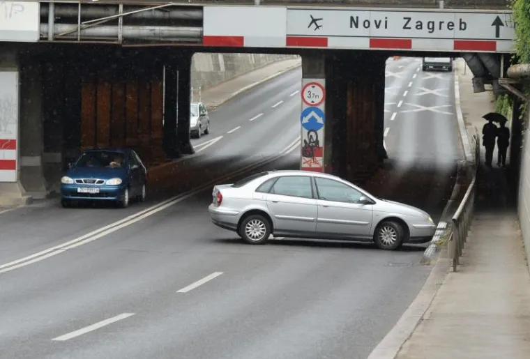 Automobil je vozio iz smjera juga prema sjeveru te se nakon što je prošao podvožnjak u Miramarskoj ulici polukružno okrenuo prošavši preko pune linije i manevrirao kako bi okrenuo auto u smjeru sjever prema jugu te je otišao u smjeru juga.