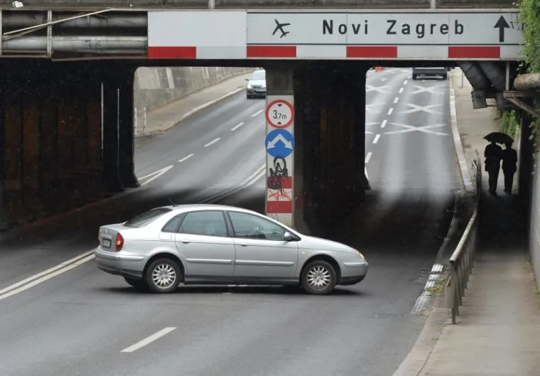 MAJSTORE, KAMO?! Beograđanin se okrenuo usred podvožnjaka u Zagrebu