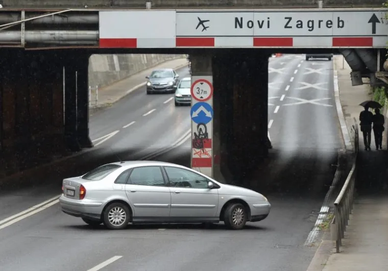 MAJSTORE, KAMO?! Beograđanin se okrenuo usred podvožnjaka u Zagrebu