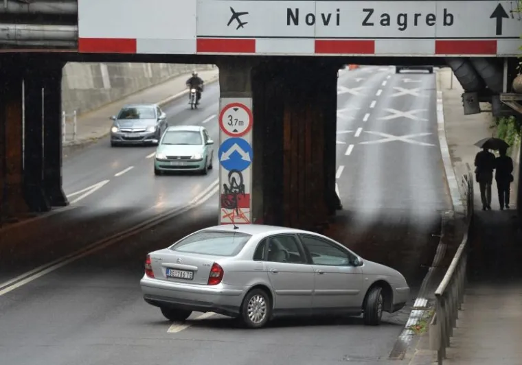 MAJSTORE, KAMO?! Beograđanin se okrenuo usred podvožnjaka u Zagrebu
