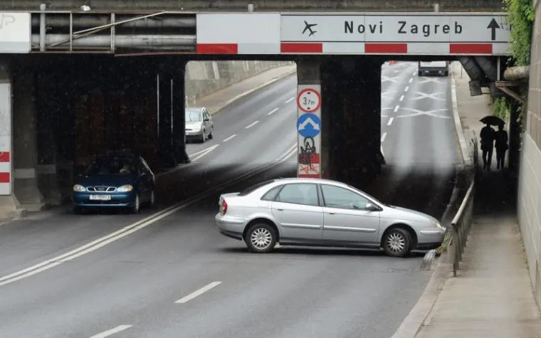 Osobno vozilo Citroen C5 beogradskih registracijskih oznaka okrenulo se nasred ceste.