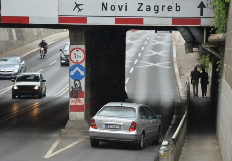 MAJSTORE, KAMO?! Beograđanin se okrenuo usred podvožnjaka u Zagrebu