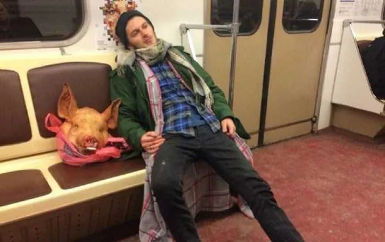 FOTKE KOJE ZBUNJUJU I UZNEMIRUJU: Golotinja, seks, trash i alkohol - sve na jednom mjestu