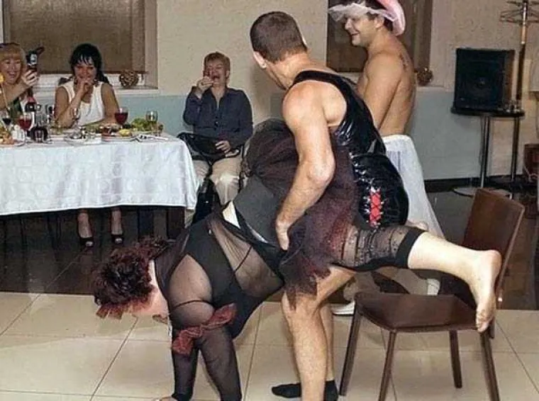 FOTKE KOJE ZBUNJUJU I UZNEMIRUJU: Golotinja, seks, trash i alkohol - sve na jednom mjestu