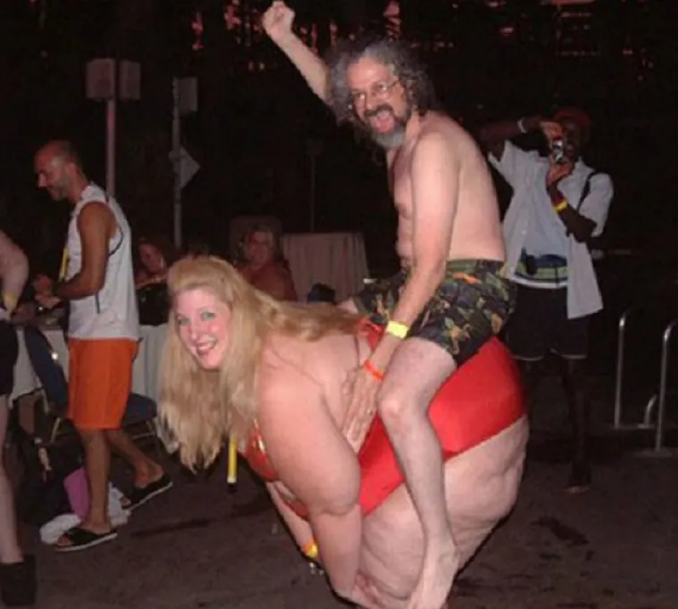 JESTE LI VIDJELI OVO?  Ne zna se &scaron;to je čudnije, parovi, to &scaron;to rade ili njihove fotke...