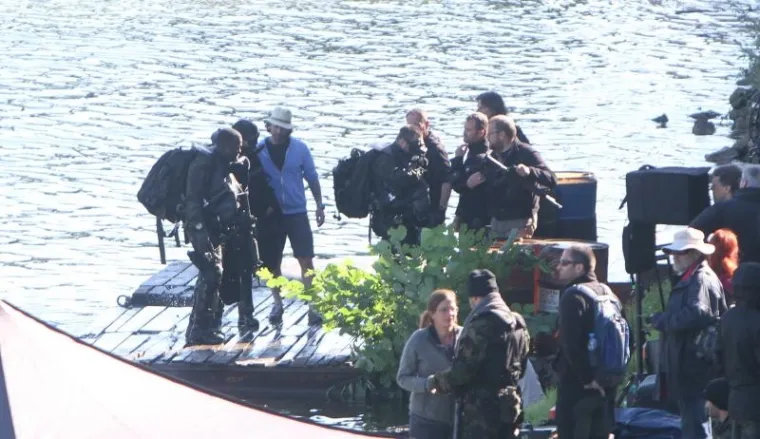 Na obali rijeke Kupe u Preradovićevoj ulici, u središtu grada, nastavljeno je snimanje scena za film Luca Besona The Lake. Snimane su scene s vojnicima kako jure u čamcima te izlaze iz rijeke Kupe.
