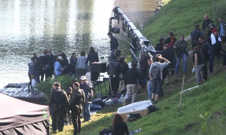 Na obali rijeke Kupe u Preradovićevoj ulici, u središtu grada, nastavljeno je snimanje scena za film Luca Besona The Lake. Snimane su scene s vojnicima kako jure u čamcima te izlaze iz rijeke Kupe.