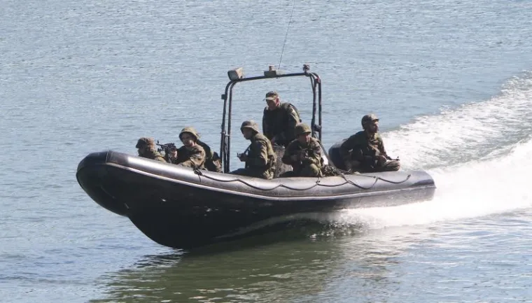 Na obali rijeke Kupe u Preradovićevoj ulici, u središtu grada, nastavljeno je snimanje scena za film Luca Besona The Lake. Snimane su scene s vojnicima kako jure u čamcima te izlaze iz rijeke Kupe.