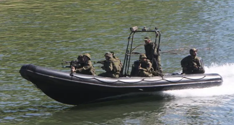 Na obali rijeke Kupe u Preradovićevoj ulici, u središtu grada, nastavljeno je snimanje scena za film Luca Besona The Lake. Snimane su scene s vojnicima kako jure u čamcima te izlaze iz rijeke Kupe.