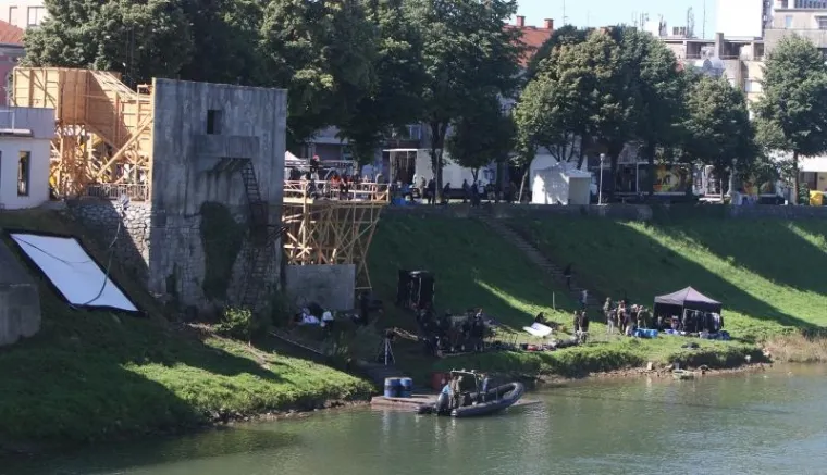 Na obali rijeke Kupe u Preradovićevoj ulici, u središtu grada, nastavljeno je snimanje scena za film Luca Besona The Lake. Snimane su scene s vojnicima kako jure u čamcima te izlaze iz rijeke Kupe.