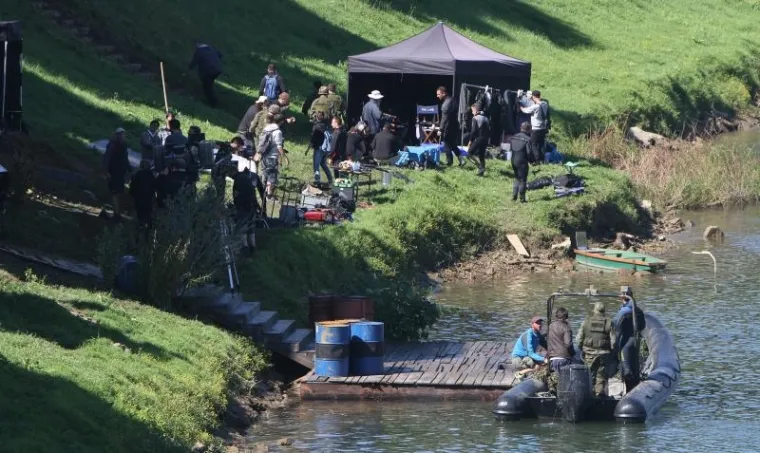 Na obali rijeke Kupe u Preradovićevoj ulici, u središtu grada, nastavljeno je snimanje scena za film Luca Besona The Lake. Snimane su scene s vojnicima kako jure u čamcima te izlaze iz rijeke Kupe.