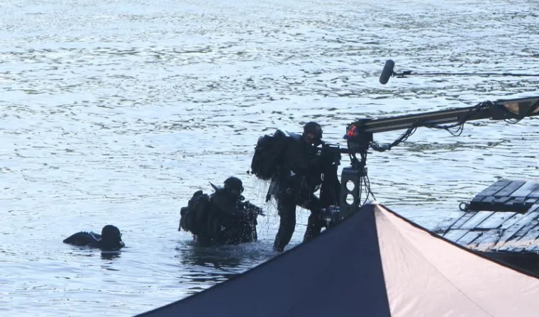 Na obali rijeke Kupe u Preradovićevoj ulici, u središtu grada, nastavljeno je snimanje scena za film Luca Besona The Lake. Snimane su scene s vojnicima kako jure u čamcima te izlaze iz rijeke Kupe.