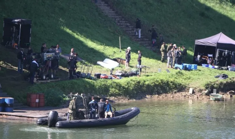 Na obali rijeke Kupe u Preradovićevoj ulici, u središtu grada, nastavljeno je snimanje scena za film Luca Besona The Lake. Snimane su scene s vojnicima kako jure u čamcima te izlaze iz rijeke Kupe.