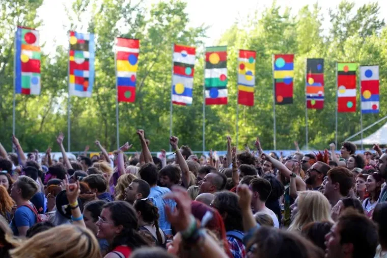 Jučer je održana prva večer INmusic festivala na zagrebačkom Jarunu. Nekoliko tisuća posjetitelja uživalo je u izvedbama izvođača poput Franz Ferdinands &amp; The Sparks, Paolo Nutini,  Frank Turner and the Sleeping Souls, Sassja i mnogih drugih.