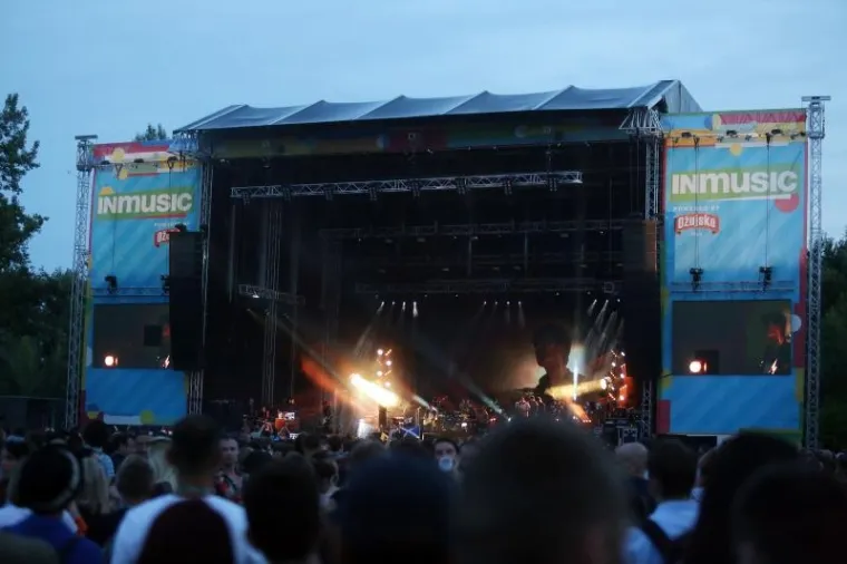 Jučer je održana prva večer INmusic festivala na zagrebačkom Jarunu. Nekoliko tisuća posjetitelja uživalo je u izvedbama izvođača poput Franz Ferdinands &amp; The Sparks, Paolo Nutini,  Frank Turner and the Sleeping Souls, Sassja i mnogih drugih.
