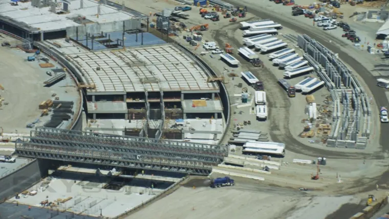 Iz snimke, izgleda kao da će se dio ureda nalaziti duboko ispod zemlje.