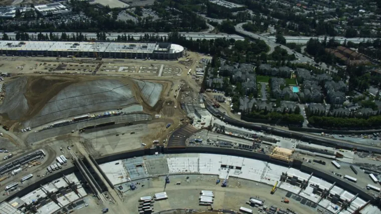 Tri minute prelijetanja pokazuju kampus iz raznih kutova. "Svemirski brod" trebao bi biti dovršen 2016. godine, a moći će primiti 12.000 zaposlenika.